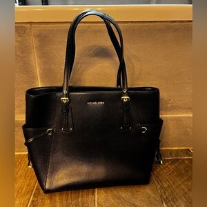 MICHAEL KORS BLACK PURSE. Excellent condition!